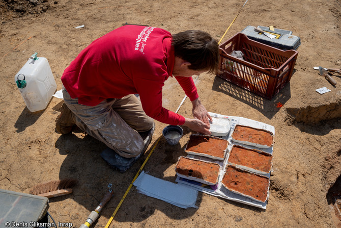 Pr&eacute;l&egrave;vement d'&eacute;chantillons d'argile dans un four &agrave; pain pour r&eacute;aliser une datation par arch&eacute;omagn&eacute;tisme &agrave; Moussy-Le-Neuf (Seine-et-Marne). Certains mat&eacute;riaux arch&eacute;ologiques constitu&eacute;s d'argile et qui ont &eacute;t&eacute; chauff&eacute;s, comme ici ce four &agrave; pain, enregistrent la direction et l'intensit&eacute; du champ magn&eacute;tique ambiant qui varient au cours du temps, et les gardent en m&eacute;moire lors de la derni&egrave;re cuisson. Cette facult&eacute; est due &agrave; la pr&eacute;sence d'oxyde de fer. C'est l'une des m&eacute;thodologies de datation utilis&eacute;e pour les sites des deux derniers mill&eacute;naires.<div style= word