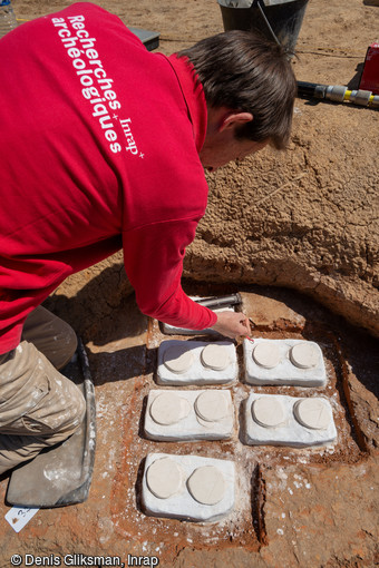 Pr&eacute;l&egrave;vement d'&eacute;chantillons d'argile dans un four &agrave; pain pour r&eacute;aliser une datation par arch&eacute;omagn&eacute;tisme &agrave; Moussy-Le-Neuf (Seine-et-Marne). Certains mat&eacute;riaux arch&eacute;ologiques constitu&eacute;s d'argile et qui ont &eacute;t&eacute; chauff&eacute;s, comme ici ce four &agrave; pain, enregistrent la direction et l'intensit&eacute; du champ magn&eacute;tique ambiant qui varient au cours du temps, et les gardent en m&eacute;moire lors de la derni&egrave;re cuisson. Cette facult&eacute; est due &agrave; la pr&eacute;sence d'oxyde de fer. C'est l'une des m&eacute;thodologies de datation utilis&eacute;e pour les sites des deux derniers mill&eacute;naires.<div style= word