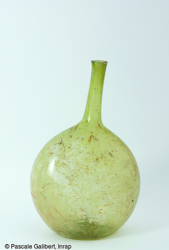 Bouteille en verre de type fiasque, fin XVIe - d&eacute;but XVIIe si&egrave;cle.
