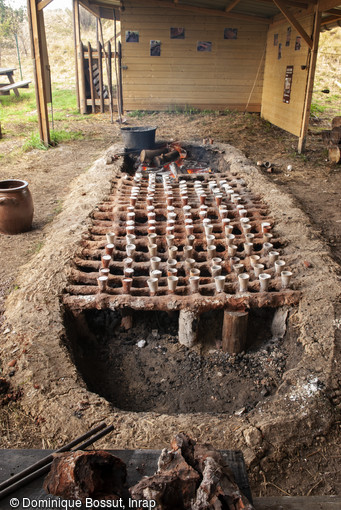 Expérimentation d'un four à sel, Samara, 2000.Étape 2 : fabrication du sel par bouillage des saumures. Cette reconstitution archéologique a été réalisée d'après les vestiges d'un four mis à jour à Pont-Rémy, dans la Somme.