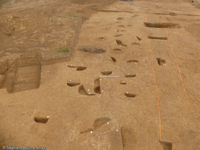 Un ensemble de trous de poteau après fouille, découvert à  à Trémuson, (Côte d'Armor), 2019. Leur concentration indique que plusieurs bâtiments se sont succédé au même endroit.Un remarquable ensemble de sculptures gauloises : quatre bustes enfouis au milieu du Ier siècle avant notre ère, dont celui d’un homme barbu et moustachu portant un torque autour du cou a été mis au jour.  