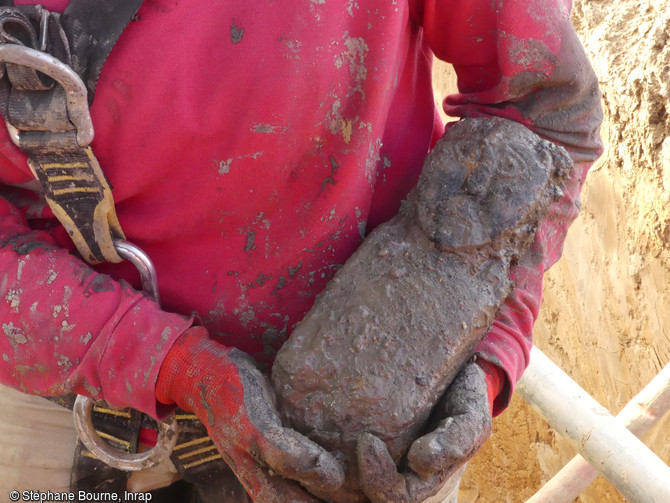 Statue gauloise découverte au fond d'un puits à Trémuson, (Côte-d'Armor) en 2019.  Un remarquable ensemble de sculptures gauloises : quatre bustes enfouis au milieu du Ier siècle avant notre ère, dont celui d’un homme barbu et moustachu portant un torque autour du cou ont été mis au jour. 