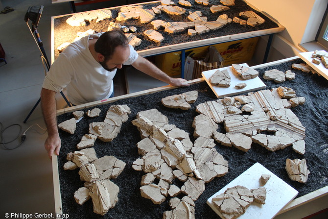 DÉCORS EN MIETTES    Un minutieux travail de puzzle permet de faire renaître une partie du riche décor de plafond d’une luxueuse demeure du IIe siècle de notre ère, retrouvé lors d’une fouille à Entrains-sur-Nohain (Nièvre). Pour ce plafond,  ce sont des éléments en stuc – selon la mode décorative  du moment en Gaule romaine – qui doivent être recomposés. 