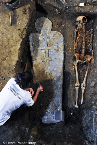 DONNER LA PAROLE AUX MORTS    L’anthropologue extrait minutieusement de sa gangue de terre un sarcophage en plomb dans le chœur de l’église du couvent des Jacobins à Rennes (Ille-et-Vilaine). La fouille a permis la mise au jour et l’étude approfondie de la momie d’une noble dame bretonne : Louise de Quengo.  