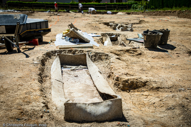 Cercueil en plomb en cours de dégagement. Une nécropole située à proximité de l'église paléochrétienne de Saint-Pierre-L'Estrier a été découverte à Autun, (Saône-et-Loire) en 2020.  La diversité de sépultures, dont des cercueils en plomb rares dans cette zone, vient enrichir la connaissance des pratiques funéraires paléochrétiennes, à la charnière de l’Antiquité et du Moyen Âge.