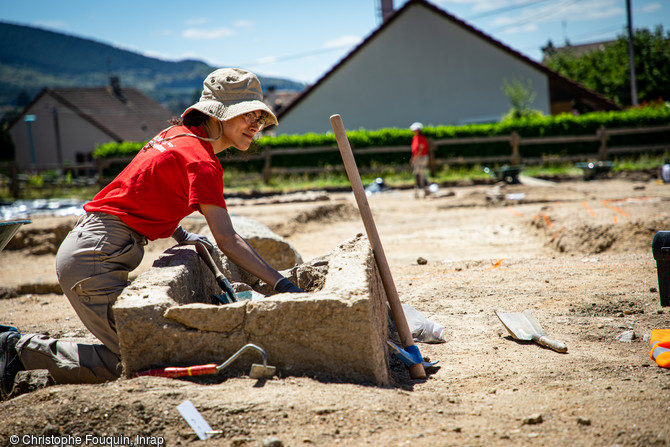 Fouille en cours d’un sarcophage en pierre de la nécropole découverte à Autun, (Saône-et-Loire) en 2020.  La diversité de sépultures, dont des cercueils en plomb rares dans cette zone, vient enrichir la connaissance des pratiques funéraires paléochrétiennes, à la charnière de l’Antiquité et du Moyen Âge.