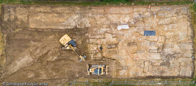  Vue aérienne zénithale du chantier de fouille, pendant le décapage.  Une nécropole,située à proximité de l'église paléochrétienne de Saint-Pierre-L'Estrier a été découverte à Autun (saoone-et-Loire)en 2020.  La diversité de sépultures, dont des cercueils en plomb rares dans cette zone, vient enrichir la connaissance des pratiques funéraires paléochrétiennes, à la charnière de l’Antiquité et du Moyen Âge. 