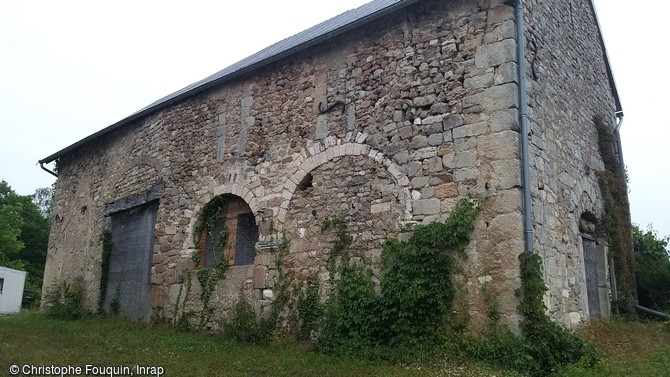 Église de Saint-Pierre-l’Estrier, classée au titre des monuments historiques. Une nécropole, située à proximité de cette église paléochrétienne a été découverte à Autun, (Saône-et-Loire)en 2020.  La diversité de sépultures, dont des cercueils en plomb rares dans cette zone, vient enrichir la connaissance des pratiques funéraires paléochrétiennes, à la charnière de l’Antiquité et du Moyen Âge.