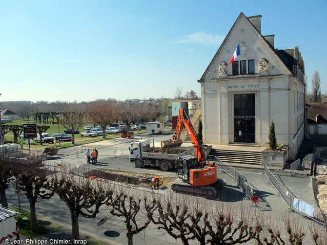 Vue g&eacute;n&eacute;rale du site, &agrave; l&rsquo;est de l&rsquo;ancienne &eacute;glise Saint-Honor&eacute; de Buzan&ccedil;ais (Indre) aujourd&rsquo;hui d&eacute;truite et situ&eacute;e sous l&rsquo;actuel h&ocirc;tel-de-ville. L&rsquo;extr&eacute;mit&eacute; sud de la tranch&eacute;e (&agrave; gauche sur la photographie) correspond &agrave; l&rsquo;emplacement suppos&eacute; de l&rsquo;enceinte m&eacute;di&eacute;vale et de son foss&eacute;.