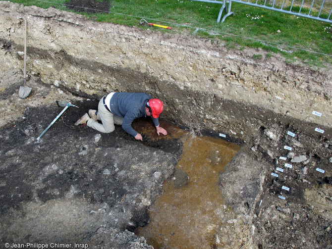Fouille des premiers niveaux arch&eacute;ologiques du Moyen &Acirc;ge (Xe si&egrave;cle). &Agrave; droite, les structures en creux qui caract&eacute;risent cette occupation : fosses, trous de poteaux et silo &agrave; grain, mises au jour &agrave; Buzan&ccedil;ais (Indre) 2020.