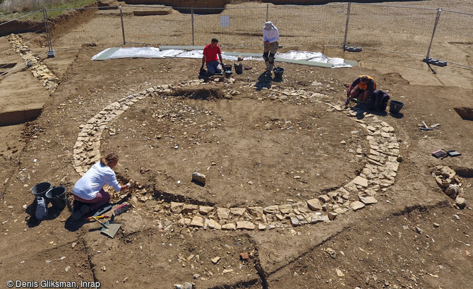 Construction circulaire maçonnée en cours de dégagement à Alba-La-Romaine (Ardèche), 2021.  Un alignement spectaculaire de foyers de la Protohistoire ainsi qu'un ensemble funéraire antique ont été mis au jour. Ce dernier a livré un mobilier exceptionnellement bien conservé,