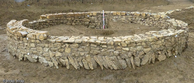 Construction maçonnée (mausolée ?) complétement fouillée et dégagée découverte à Alba-la-Romaine (Ardèche), 2021.Un alignement spectaculaire de foyers de la Protohistoire ainsi qu'un ensemble funéraire antique ont été mis au jour. Ce dernier a livré un mobilier exceptionnellement bien conservé.