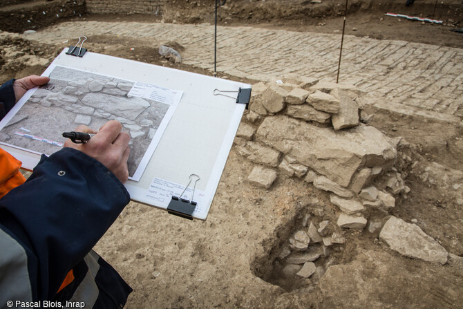 Voie pav&eacute;e utilis&eacute;e entre le Ier si&egrave;cle avant notre &egrave;re et le IIe si&egrave;cle. De riches vestiges d&rsquo;un quartier urbain mis en place d&egrave;s la Protohistoire (au IVᵉ si&egrave;cle avant notre &egrave;re) et &eacute;voluant jusqu&rsquo;&agrave; la fin du IIe si&egrave;cle de notre &egrave;re ont &eacute;t&eacute; mis au jour de part et d'autres de la voie, &agrave; N&icirc;mes (Gard), en 2021.