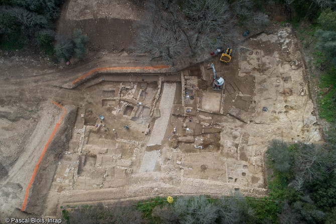 Vue a&eacute;rienne du site. De riches vestiges d&rsquo;un quartier urbain mis en place d&egrave;s la Protohistoire (au IVᵉ si&egrave;cle avant notre &egrave;re) et &eacute;voluant jusqu&rsquo;&agrave; la fin du IIe si&egrave;cle de notre &egrave;re ont &eacute;t&eacute; mis au jour de part et d'autres de la voie, &agrave; N&icirc;mes (Gard), en 2021.