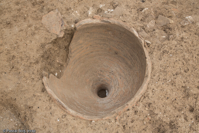 Amphore r&eacute;utilis&eacute;e pour une plantation dans une zone de jardin.  De riches vestiges d&rsquo;un quartier urbain mis en place d&egrave;s la Protohistoire (au IVᵉ si&egrave;cle avant notre &egrave;re) et &eacute;voluant jusqu&rsquo;&agrave; la fin du IIe si&egrave;cle de notre &egrave;re ont &eacute;t&eacute; mis au jour de part et d'autres de la voie, &agrave; N&icirc;mes (Gard), en 2021. 