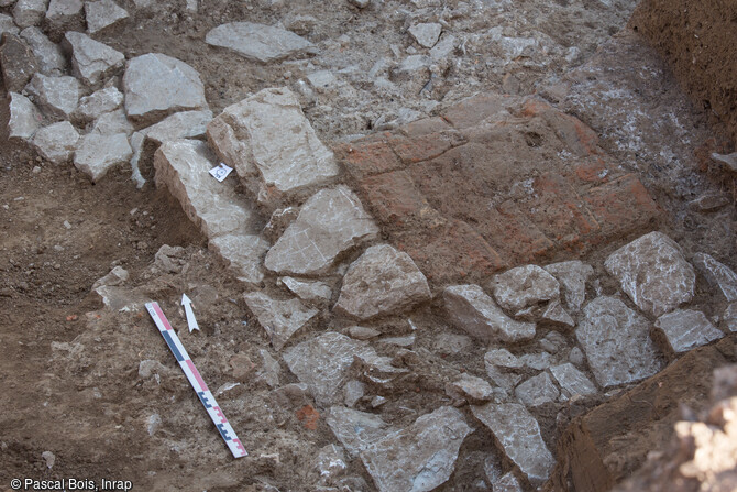  D&eacute;tail d&rsquo;un foyer de cuisine. De riches vestiges d&rsquo;un quartier urbain mis en place d&egrave;s la Protohistoire (au IVᵉ si&egrave;cle avant notre &egrave;re) et &eacute;voluant jusqu&rsquo;&agrave; la fin du IIe si&egrave;cle de notre &egrave;re ont &eacute;t&eacute; mis au jour de part et d'autres de la voie, &agrave; N&icirc;mes (Gard), en 2021. 