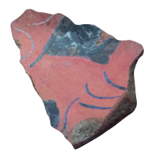  D&eacute;tail d&rsquo;un tesson de c&eacute;ramique attique mis au jour &agrave; N&icirc;mes (Gard), en 2021.  De riches vestiges d&rsquo;un quartier urbain mis en place d&egrave;s la Protohistoire (au IVᵉ si&egrave;cle avant notre &egrave;re) et &eacute;voluant jusqu&rsquo;&agrave; la fin du IIe si&egrave;cle de notre &egrave;re ont &eacute;t&eacute; mis au jour de part et d'autres de la voie.