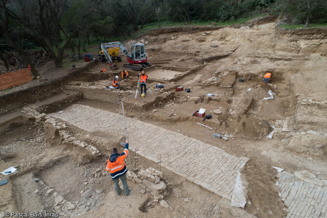    Voie pav&eacute;e utilis&eacute;e entre le Ier&nbsp;si&egrave;cle avant notre &egrave;re et le&nbsp;IIe&nbsp;si&egrave;cle d&eacute;couverte &agrave; Nimes (Gard), en 2021.&nbsp;  De riches vestiges d&rsquo;un quartier urbain mis en place d&egrave;s la Protohistoire (au IVᵉ si&egrave;cle avant notre &egrave;re) et &eacute;voluant jusqu&rsquo;&agrave; la fin du IIe si&egrave;cle de notre &egrave;re ont &eacute;t&eacute; mis au jour de part et d'autres de la voie.  <