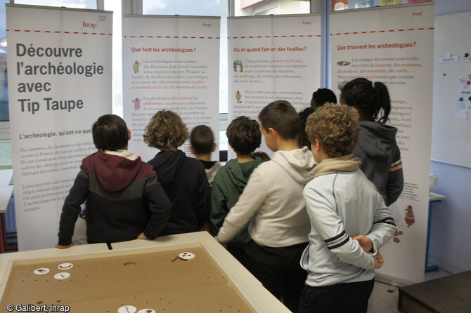 Animation de sensibilisation &agrave; l'arch&eacute;ologie. Pr&eacute;sentation des panneaux Tip Taupe. 