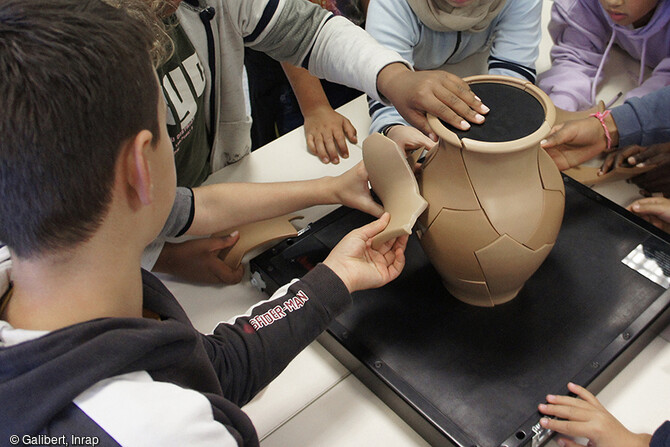 Animation de sensibilisation &agrave; l'arch&eacute;ologie. C&eacute;ramo puzzle. 