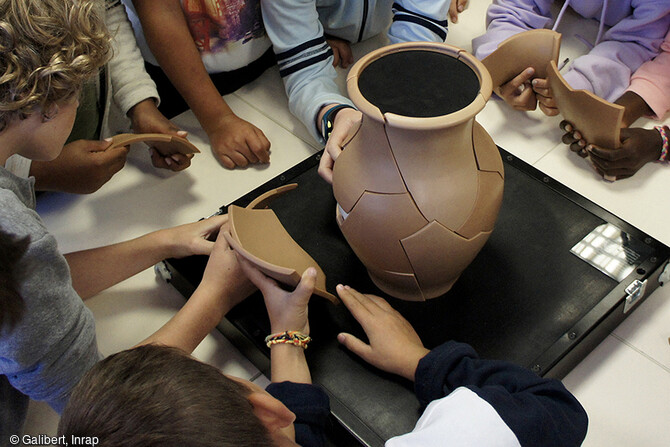 Animation de sensibilisation &agrave; l'arch&eacute;ologie. C&eacute;ramo puzzle. 
