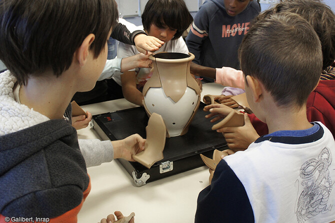 Animation de sensibilisation &agrave; l'arch&eacute;ologie. C&eacute;ramo puzzle. 