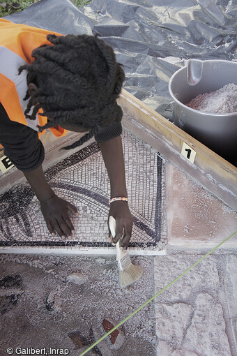 Animation de sensibilisation &agrave; l'arch&eacute;ologie. Atelier de fouille 