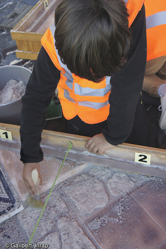 Animation de sensibilisation &agrave; l'arch&eacute;ologie. Atelier de fouille 