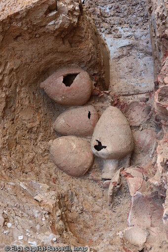 Amphores d&eacute;pos&eacute;es contre la paroi nord d'une fosse d'&eacute;poque grecque (IVe si&egrave;cle av. notre &egrave;re) mise au jour &agrave; Marseille (Bouches-du-Rh&ocirc;ne), 2021 