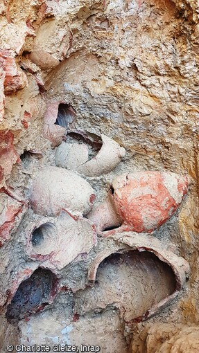 D&eacute;p&ocirc;t en fond de fosse d'&eacute;poque grecque (IVe si&egrave;cle av. notre &egrave;re) mis au jour &agrave; Marseille (Bouches-du-Rh&ocirc;ne) en 2021. Cette fosse a &eacute;t&eacute; utilis&eacute;e pour rejeter des r&eacute;sidus d'un atelier de potiers qui devait se situer &agrave; proximit&eacute;. 