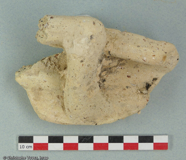 Ce fragment de l&eacute;kanis, grande coupe &agrave; anses plaqu&eacute;es, pr&eacute;sente une teinte caract&eacute;ristique des c&eacute;ramiques surcuites et inutilisables. D&eacute;couvert dans une fosse d'&eacute;poque grecque (IVe si&egrave;cle av. notre &egrave;re) &agrave; Marseille (Bouche-du-Rh&ocirc;ne) en 2021, qui &eacute;tait utilis&eacute;e pour rejeter des r&eacute;sidus d'un atelier de potier qui devait se situer &agrave; proximit&eacute;. 