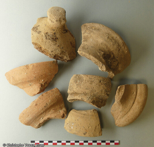 Fragments d'amphores massali&egrave;tes (IVe si&egrave;cle av. notre &egrave;re) caract&eacute;ris&eacute;es par la pr&eacute;sence de mica dans leur p&acirc;te. Fragments d&eacute;couverts dans une fosse &agrave; Marseille (Bouches-du-Rh&ocirc;ne) en 2021, qui &eacute;tait utilis&eacute;e pour rejeter des r&eacute;sidus d'un atelier de potier qui devait se situer &agrave; proximit&eacute;. 