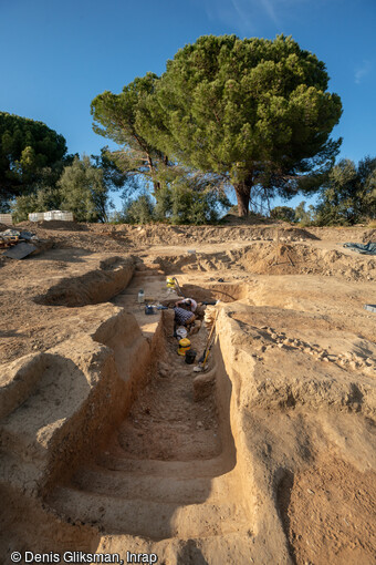 Tombe &eacute;trusque (4e si&egrave;cle av. notre &egrave;re) mise au jour &agrave; Al&eacute;ria (Haute-Corse). Au premier plan les marches et le couloir conduisent &agrave; la chambre fun&eacute;raire initialement creus&eacute;e dans la roche &agrave; plus de 2 m&egrave;tres de profondeur. 