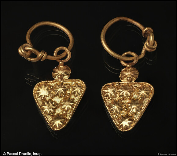 Boucles d'oreilles en or (1er si&egrave;cle - d&eacute;but 3e si&egrave;cle de notre &egrave;re) d&eacute;couvertes dans une tombe &agrave; fosse d'une n&eacute;cropole d'&eacute;poque romaine &agrave; Al&eacute;ria (Haute-Corse) en 2019. Cette n&eacute;cropole a d&eacute;livr&eacute; un impressionnant mobilier de prestige.
