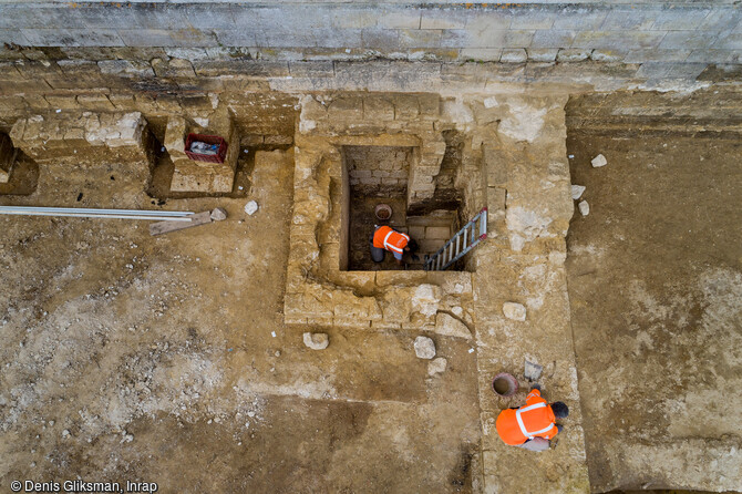 Vestiges de la tour carr&eacute;e d'&eacute;poque m&eacute;di&eacute;vale, aras&eacute;e au 16e si&egrave;cle &agrave; l'arri&egrave;re du logis royal du ch&acirc;teau de Villers-Cotter&ecirc;ts (Aisne). 