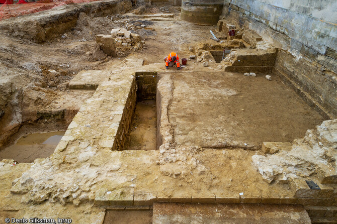 Vestiges de la tour carr&eacute;e d'&eacute;poque m&eacute;di&eacute;vale, aras&eacute;e au 16e si&egrave;cle &agrave; l'arri&egrave;re du logis royal du ch&acirc;teau de Villers-Cotter&ecirc;ts (Aisne).