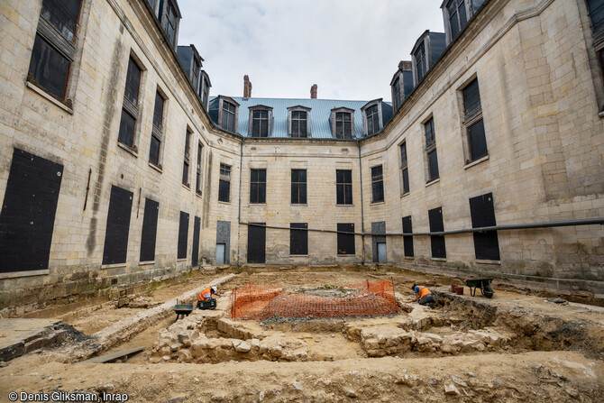Vue de la cour de l'ancien logis de Fran&ccedil;ois 1er dans laquelle a &eacute;t&eacute; am&eacute;nag&eacute; un jeu de paume, en cours de fouille au ch&acirc;teau de Villers-Cotter&ecirc;ts (Aisne). Par ses dimensions de 39 m sur pr&egrave;s de 18 m de large, la salle de Villers-Cotter&ecirc;ts constitue  le prototype   des jeux de paume qui seront construits par la suite. Ils sont ceintur&eacute;s de murs, bord&eacute;s de galeries pour accueillir les spectateurs.
