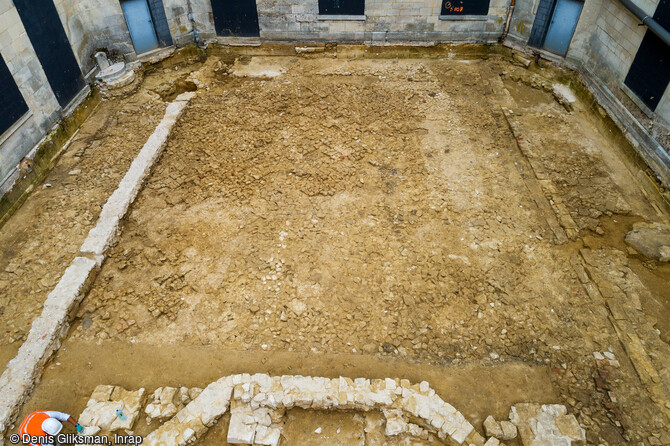 Fouille de l'ancien jeu de paume dans l'ancien logis de Fran&ccedil;ois 1er au ch&acirc;teau de Villers-Cotter&ecirc;ts (Aisne)en cours de fouille. Les arch&eacute;ologues ont mis au jour les traces des galeries des spectateurs, ainsi que le terrain de jeu. 
