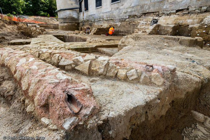 Vestiges des canalisations avec tuyauteries de l'&eacute;poque m&eacute;di&eacute;vale, &agrave; l'arri&egrave;re du logis royal du ch&acirc;teau de Villers-Cotter&ecirc;ts (Aisne) reconstruit par Fran&ccedil;ois 1er &agrave; partir de 1532.