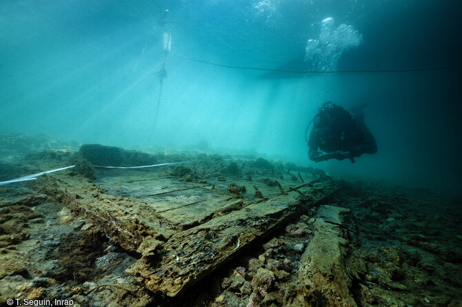 Découverte et documentation d'une structure en bois lors d'une prospection dans la calanque de Port-Miou (Cassis), sous les bateaux amarrés au port.