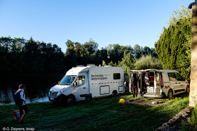 L'acquisition d'un camion aménagé permet de pouvoir travailler, se changer et manger au plus près de la zone de travail, à Saint-Vite dans le Lot.