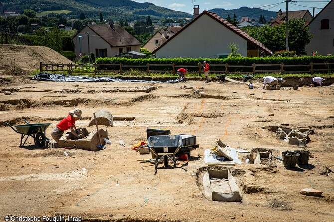 Vue g&eacute;n&eacute;rale du chantier de la n&eacute;cropole de l'Antiquit&eacute; tardive &agrave; Autun (Sa&ocirc;ne-et-Loire) en 2020. A droite des cercueils en plomb, &agrave; gauche des sarcophages, et en arri&egrave;re-plan, on distingue les fondations d'un ancien mausol&eacute;e. 