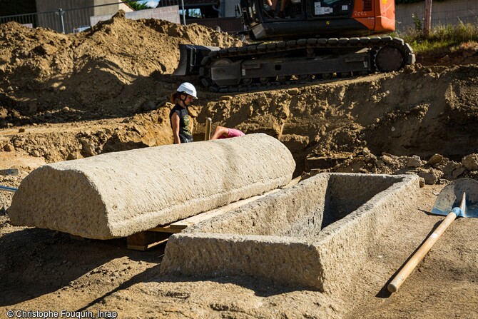 Sarcophage en pierre ouvert, le couvercle est pos&eacute; &agrave; c&ocirc;t&eacute; de la cuve , d&eacute;couvert au sein d'une n&eacute;cropole de l'Antiquit&eacute; tardive &agrave; Autun (Sa&ocirc;ne-et-Loire) en 2020. 