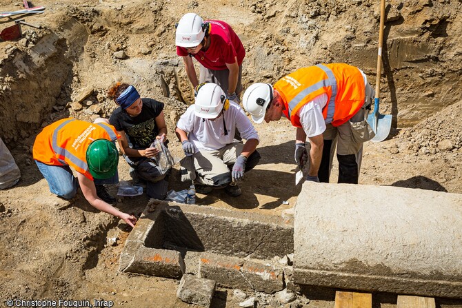 Ouverture d'un sarcophage en pierre au sein de la n&eacute;cropole datant de l'Antiquit&eacute; tardive &agrave; Autun (Sa&ocirc;ne-et-Loire) en 2020. 