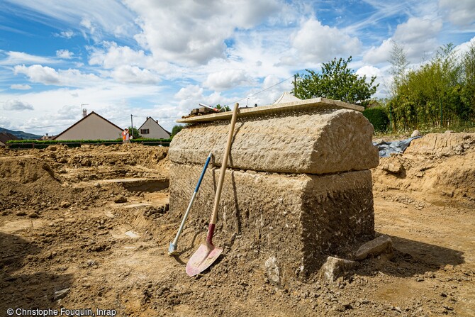 Sarcophage en gr&egrave;s en attente d'ouverture au sein de la n&eacute;cropole de l'Antiquit&eacute; tardive &agrave; Autun (Sa&ocirc;ne-et-Loire) en 2020. Ce sarcophage contenait le cercueil en plomb pr&eacute;sum&eacute; herm&eacute;tique, qui a ensuite fait l'objet d'une ouverture tr&egrave;s encadr&eacute;e. 