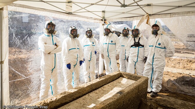 L'&eacute;quipe ayant proc&eacute;d&eacute; &agrave; l'ouverture puis &agrave; la fouille du cercueil en plomb pr&eacute;sum&eacute; herm&eacute;tique sur le chantier de fouille de la n&eacute;cropole de l'Antiquit&eacute; tardive &agrave; Autun (Sa&ocirc;ne-et-Loire) en 2020. Dans un espace clos am&eacute;nag&eacute;, l'&eacute;quipe munie de masques et de combinaisons int&eacute;grales, pour se pr&eacute;munir contre toutes formes de contamination, &eacute;tait constitu&eacute;e d'un anthropologue, un pal&eacute;o-&eacute;pid&eacute;miologiste, un carpologue, un arch&eacute;ologue en charge du mobilier, une restauratrice, et de deux sp&eacute;cialistes de la photogramm&eacute;trie et des tissus. 