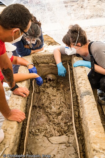 Examen pr&eacute;liminaire des restes pr&eacute;sents dans le cercueil en plomb pr&eacute;sum&eacute; herm&eacute;tique au sein de la n&eacute;cropole de l'Antiquit&eacute; tardive &agrave; Autun (Sa&ocirc;ne-et-Loire) en 2020. Toutefois le cercueil n'&eacute;tait pas &eacute;tanche. Les arch&eacute;o-anthropologues y ont malgr&eacute; tout &eacute;tudi&eacute; un squelette adulte tr&egrave;s bien conserv&eacute;. Un microscope install&eacute; &agrave; proximit&eacute; imm&eacute;diate a permis l'identification rapide de fils d'or, vestiges t&eacute;nus d'une &eacute;toffe pr&eacute;cieuse. 