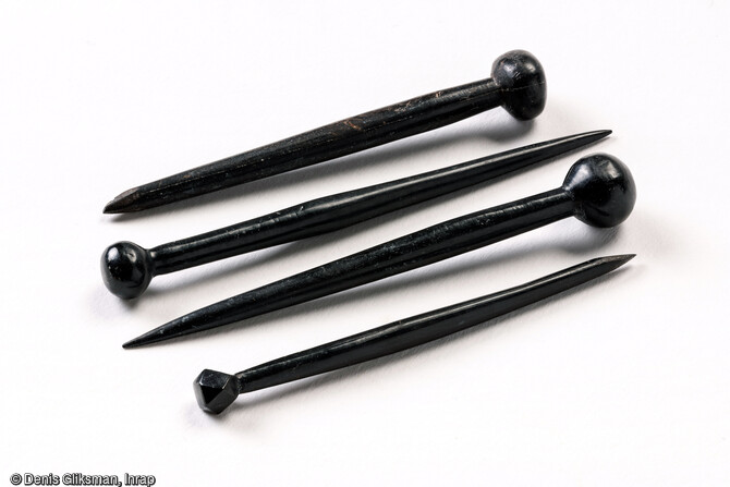 Epingles en jais du IVe si&egrave;cle de notre &egrave;re, retrouv&eacute;es dans une s&eacute;pulture au cours de la fouille de la n&eacute;cropole de l'Antiquit&eacute; tardive &agrave; Autun (Sa&ocirc;ne-et-Loire) en 2020. 