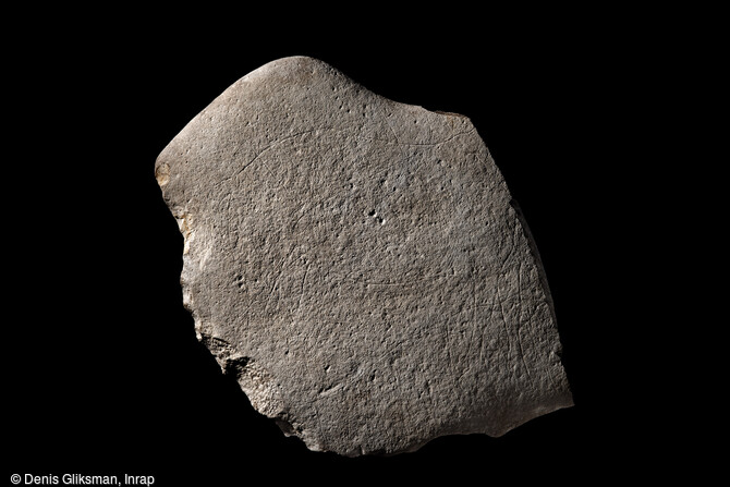    Bloc de grès gravé d'Angoulême, de datation azilienne (-12 000 ans), côté face, découvert à Angoulême (Charente) en 2018.  Ces motifs « naturalistes » découverts sur un site de chasse de l’Azilien récent (-12 000 ans) sont exceptionnels dans le contexte de la production artistique azilienne, caractérisée par des formes géom