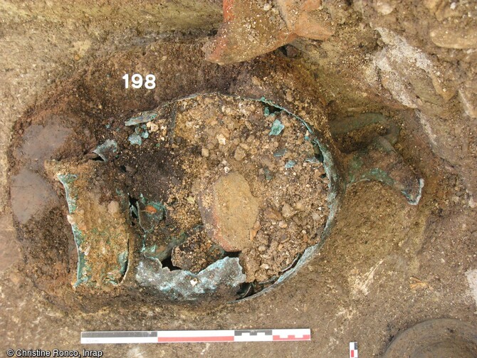 L'authepsa de type A2 en cours de fouille &agrave; Die (Dr&ocirc;me). Objet luxueux et rare, 6&egrave;me de ce type connu &agrave; ce jour dans le monde romain et le 2&egrave;me en France. Ces r&eacute;cipients &eacute;taient destin&eacute;s &agrave; chauffer ou maintenir au chaud de l'eau et utilis&eacute;s dans le domaine de la toilette. Aucune datation pr&eacute;cise ne peut &ecirc;tre avanc&eacute;e. le charbon de bois contenu dans la chambre de chauffe a &eacute;t&eacute; dat&eacute; par radiocarbone, entre 130 &agrave; 260 de notre &egrave;re, cette fourchette co&iuml;ncide avec la phase d'abandon de la fin du IIe si&egrave;cle.&nbsp; 